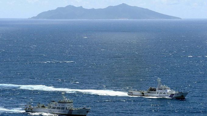 Čínská a japonská loď hlídková loď během "rendez-vous" u sporných ostrovů.