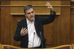 Řecký ministr financí slíbil oddlužení země, v noci budou poslanci hlasovat o "superzákonu"