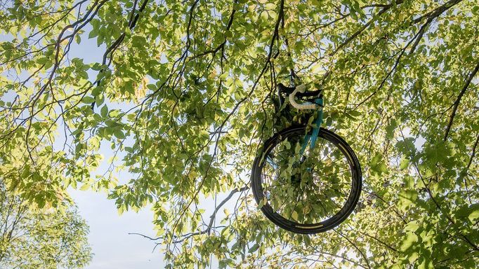 Kolo Jana Bakelantse po cyklistově pádu při závodu Kolem Lombardie