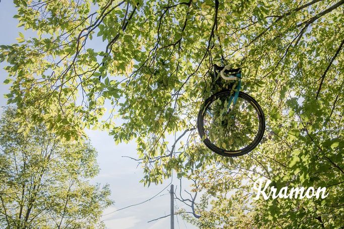 Kolo Jana Bakelantse po cyklistově pádu při závodu Kolem Lombardie