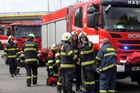 Požár přístřešku u rodinného domu a dvou aut v Osvětimanech způsobil škodu přes milion