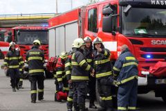 Při sobotním požáru v panelovém domě v Jirkově zemřel otec se synem