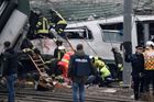 Na předměstí Milána vykolejil vlak. Nejméně tři lidé zemřeli, další jsou zranění