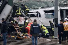 Na předměstí Milána vykolejil vlak. Nejméně tři lidé zemřeli, další jsou zranění