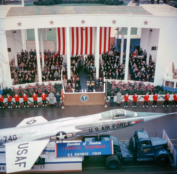 Prezident USA Dwight D. Eisenhower sleduje letoun F104 Starfihter během inaugurační přehlídky, rok 1957