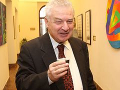 Miloš Melčák se do sněmovny dostal jako poslanec ČSSD. Ale podpořil vznik vlády ODS - KDU-ČSL - SZ. A ČSSD jej vyloučila. Teď si dá kávu a vládu podrží.