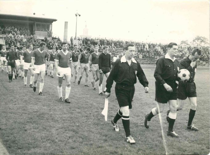 Nástup mužstev Dukla Praha - Bohemians Praha, v pozadí východní tribuna, v rohu vpravo hlasatelna.