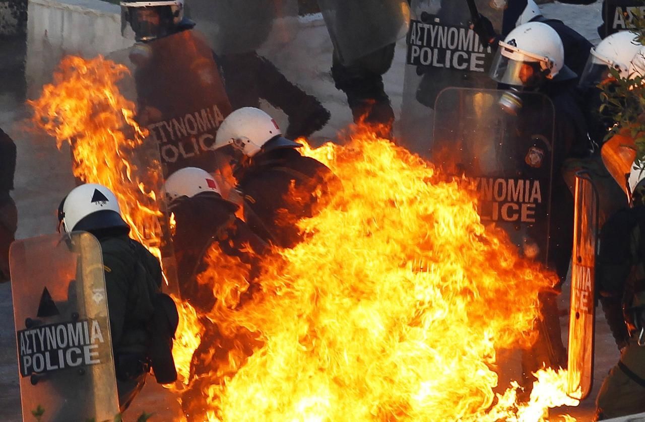 Řecký parlament schválil úspory, v ulicích byly protesty