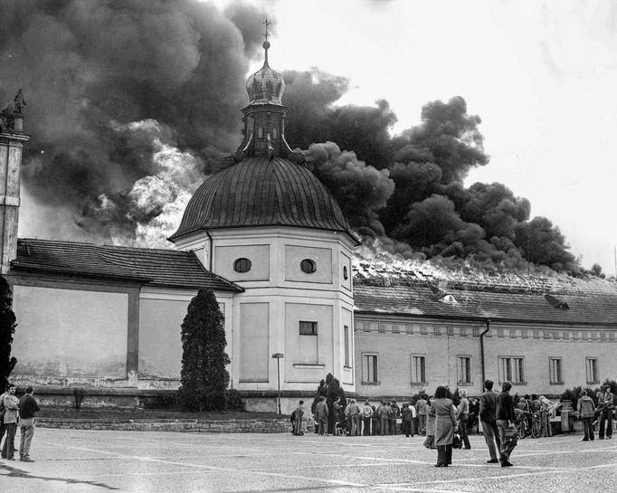 Pohled z městské zástavby v Příbrami na hořící klášter na Svaté Hoře dne 27. 4. 1978.