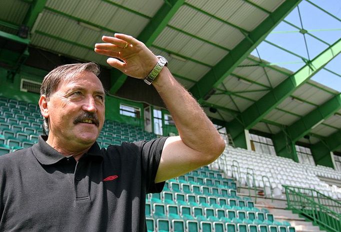 Antonín Panenka se rozhlíží po novém stadionu. Něco tu ubylo a něco přibylo.