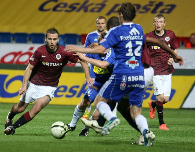 Josef Hušbauer se snaží probít obranou soupeře při utkání Sigmy se Spartou.