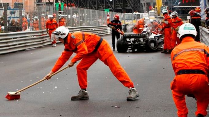 Nehody a poničená auta: typický obrázek letošní Velké ceny Monaka