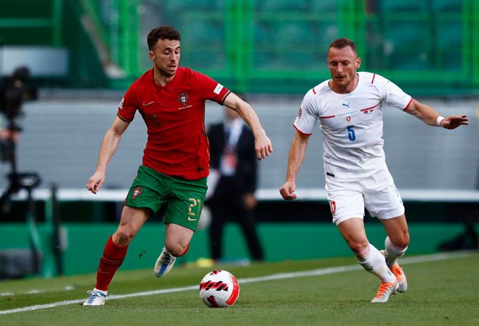 Diogo Jota a Vladimír Coufal v zápase Ligy národů Portugalsko - Česko