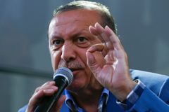 Turecký prezident Erdogan vyhlásil v zemi tříměsíční výjimečný stav