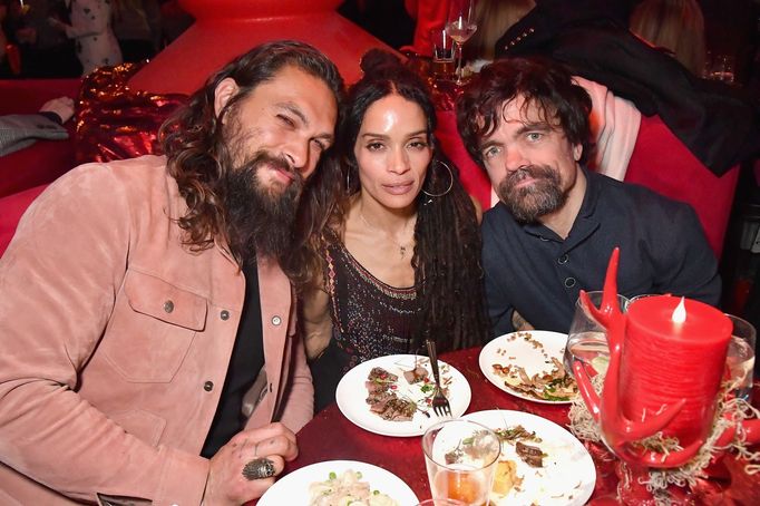 Jason Momoa (Khal Drogo), Lisa Bonetová a Peter Dinklage (Tyrion Lannister).