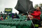 DÉŠŤ - Hlavní událostí celého týdne Wimbledonu byl déšť, respektive neustálé přeháňky, které vyháněly tenisty z venkovních kurtů a program se zdržel natolik, že se poprvé od roku 2004 hrálo první neděli, která je jinak tradičně volná.