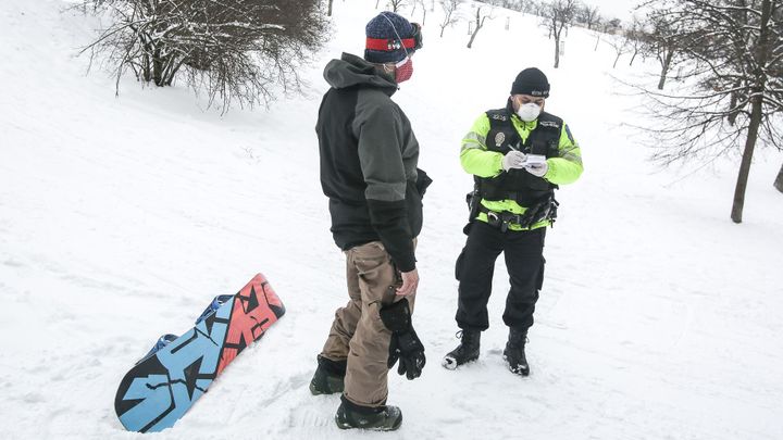 Strážníci vykázali sáňkaře a lyžaře z Petřína, místo pokut lidem jen domlouvali