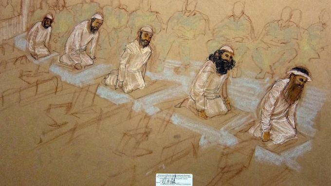 Obvinění z útoků z 11. září 2001 se modlí na základně Guantánamo.