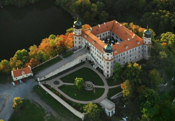 Terasovitá zahrada se vzácnou magnolií a stromem tulipánovníkem. Zpřístupněno zatím vrchní patro zahrady se dvěma fontánami, obeliskem a terasou. Největší rozkvět zažila za předposledních majitelů zámku Mníšku, rodiny Schirndingů. Otevřena celoročně v případě, že není zasněžená, denně kromě pondělí od 10 do 20 hodin. Doprovodné akce Prohlídky zámeckých interiérů - dvou bohatě vybavených návštěvnických okruhů a expozice o historii módy na panenkách Barbie. 9. a 10. 6. 2012: Magnólie – královna mníšecké romantické zahrady – speciální prohlídky – od 10:30 – 15:30. Text byl převzat ze stránek www.vikendotevrenychzahrad.cz  Více informací o uvedené zahradě můžete naleznout ZDE .