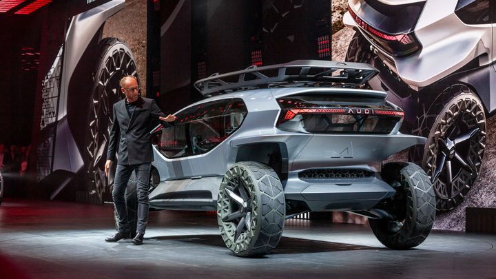 Terénní koncept Audi si na cestu nesvítí běžnými světly, ale létajícími drony