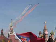 Stíhačky nad moskevským Rudým náměstím, kde se konala vojenská přehlídka k výročí konce 2. světové války.