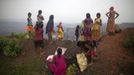 Local women stand atop of an open cast coal field as other collect coal at Dhanbad district in the eastern Indian state of Jharkhand September 20, 2012. With oil and gas output disappointing and hydropower at full throttle, Asia's third-largest economy still relies on coal for most of its vast energy needs. About 75 percent of India's coal demand is met by domestic production and, according to government plans, that won't change over the next five years. Picture taken September 20, 2012. To match INDIA-COAL/ REUTERS/Ahmad Masood (INDIA - Tags: BUSINESS EMPLOYMENT ENERGY SOCIETY ENVIRONMENT) Published: Říj. 21, 2012, 10:24 odp.