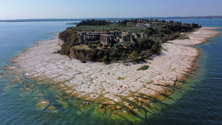 Pás obnažených kamenů. Lago di Garda sužuje nedostatek vody, teplá je jako v Karibiku; Zdroj foto: Reuters