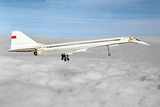 Elegantní sovětský letoun Tupolev Tu-144 dokázal jako první dopravní letadlo na světě překonat rychlost zvuku. Symbolem cestování supersonickou rychlostí se však stal britsko-francouzský konkurent Concorde. Tupolev, který poprvé vzlétl 31. prosince 1968, se potýkal s nízkou spolehlivostí a neúnosně vysokými provozními náklady. Doplatil ale i na to, že celé nadzvukové létání nakonec dopadlo podstatně hůře, než se ještě v polovině 70. let zdálo. Na fotografii: Tu-144