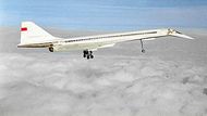 Elegantní sovětský letoun Tupolev Tu-144 dokázal jako první dopravní letadlo na světě překonat rychlost zvuku. Symbolem cestování supersonickou rychlostí se však stal britsko-francouzský konkurent Concorde. Tupolev, který poprvé vzlétl 31. prosince 1968, se potýkal s nízkou spolehlivostí a neúnosně vysokými provozními náklady. Doplatil ale i na to, že celé nadzvukové létání nakonec dopadlo podstatně hůře, než se ještě v polovině 70. let zdálo. Na fotografii: Tu-144