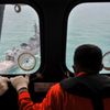 Vytahování trosek letounu airbus A320-200  letecké společnosti AirAsia