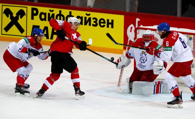 Timo Meier a Šimon Hrubec v zápase Česko - Švýcarsko na MS 2021