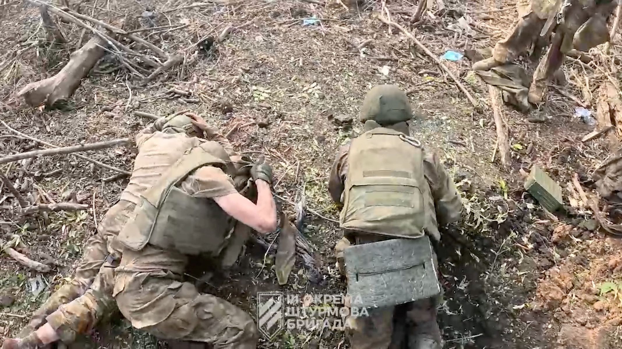 Dva zajatí ruští vojáci u Bachmutu.
