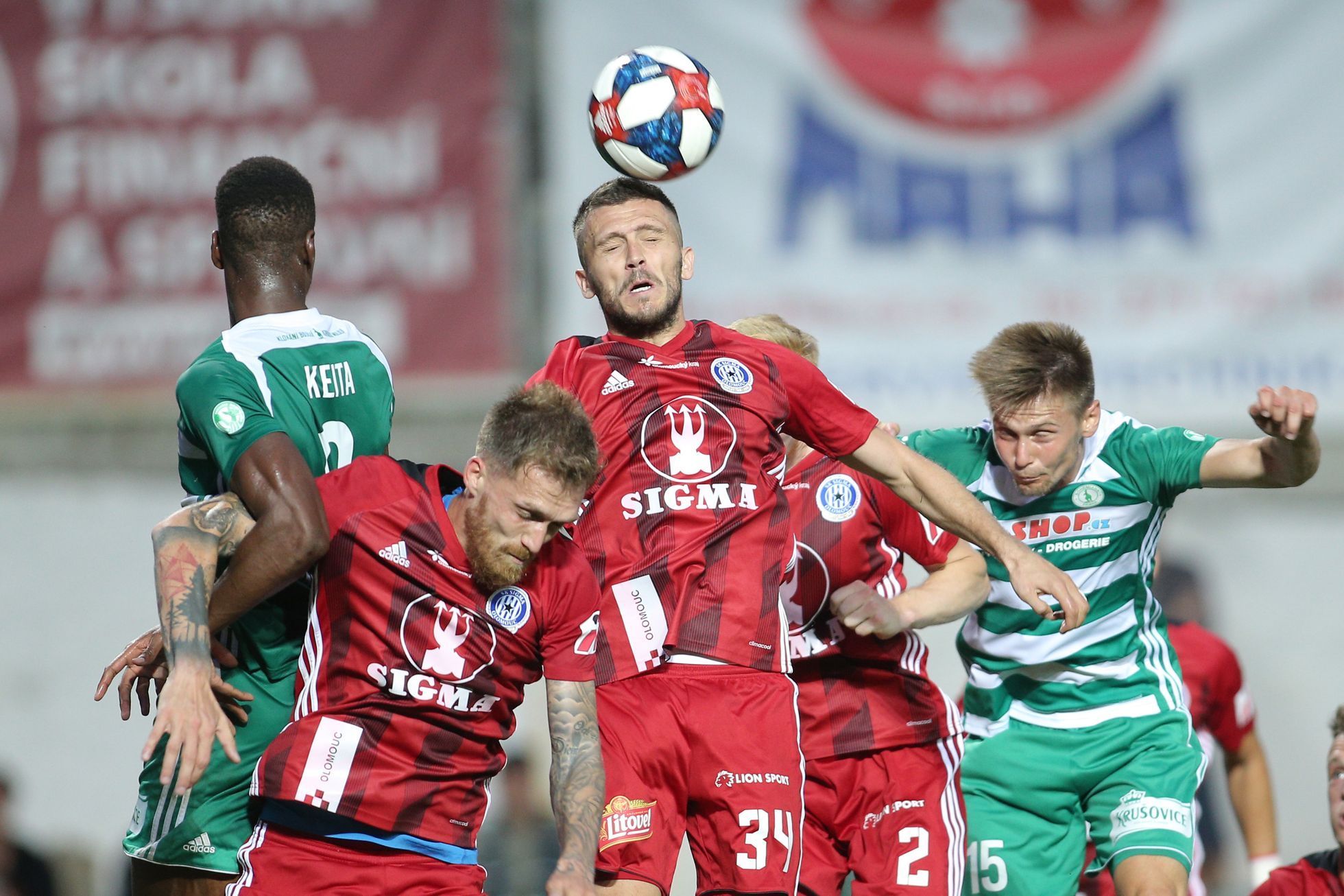 fotbal, Fortuna:Liga 2019/2020, Bohemians - Olomouc, hlavičkující Lukáš Greššák