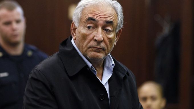 Unavený, neoholený DSK. Nejmocnější bankéř světa stojí před soudem na jižním Manhattanu kvůli obvinění ze sexuálního násilí, pondělí 16. května 2011.