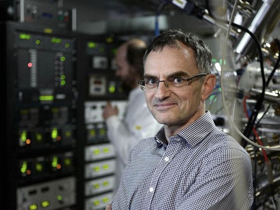 Světově uznávaný český fyzik Tomáš Jungwirth. Jeho tým vyvinul čip, který dokáže zapsat data tisíckrát rychleji než běžné paměťové nosiče.