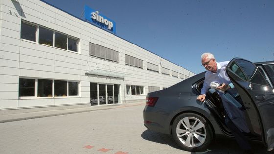 Foto: "Ještě není politik, odpovídá na otázky". Drahoš zahájil kampaň, města objíždí s manželkou