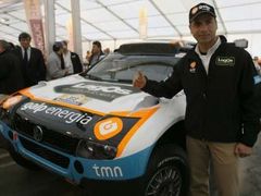 Portugalec Carlos Sousa před svým Volkswagenem Touareg, s nímž vyhrál první etapu Rallye Dakar.
