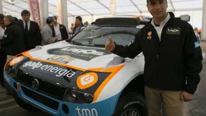 Portugalec Carlos Sousa před svým Volkswagenem Touareg, s nímž vyhrál první etapu Rallye Dakar.