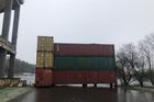 Jako zkrášlení stojí i stradionu navršené kontejnery, snad abyste si připadali jako ve fabrice nebo v přístavu.
