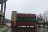 Jako zkrášlení stojí i stradionu navršené kontejnery, snad abyste si připadali jako ve fabrice nebo v přístavu.