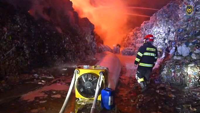 Zásahu požáru skládky volně uložených plastů u obce Rynholec. Jde o rozlohu cca 200x200 metrů o výšce okolo 5 metrů.