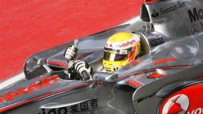 Lewis Hamiltonv kokpitu svého McLarenu při vítězné kvalifikaci v Číně.