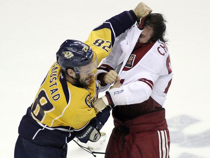 Paul Gaustad a Kyle Chipchura v bitce během zápasu Nashville - Phoenix