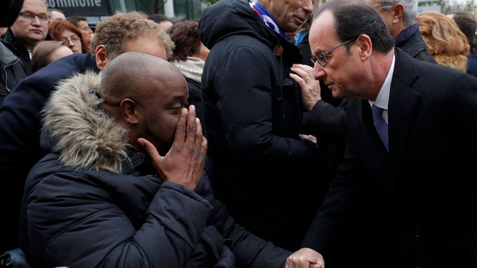 Prezident Hollande po odhalení pamětní desky obětem útoků na Stade de France rozmlouvá z jedním ze svědků tragédie.