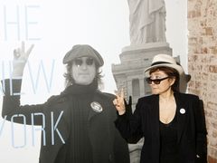 Yoko Ono na archivním snímku z roku 2009, kdy v New Yorku zahajovala výstavu věnovanou památce Johna Lennona.