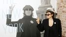 Yoko Ono na archivním snímku z roku 2009, kdy v New Yorku zahajovala výstavu věnovanou památce Johna Lennona.