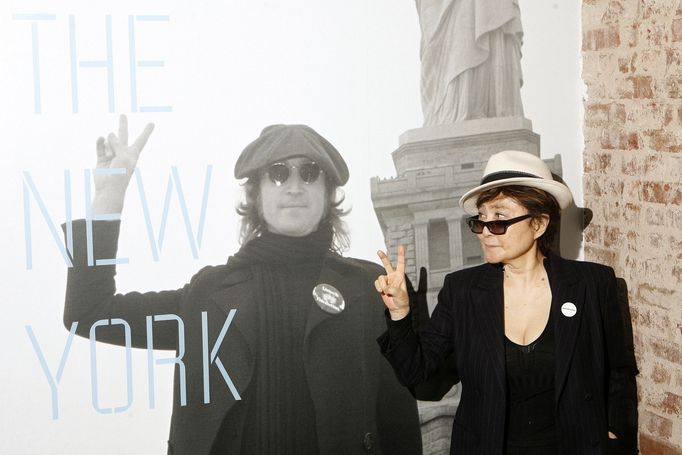 Yoko Ono na archivním snímku z roku 2009, kdy v New Yorku zahajovala výstavu věnovanou památce Johna Lennona.