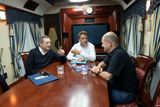 Tři nejmocnější lídři zemí Evropské unie - (zleva) italský premiér Mario Draghi, francouzský prezident Emmanuel Macron a německý kancléř Olaf Scholz - se vydali speciálním nočním vlakem z Polska do Kyjeva.