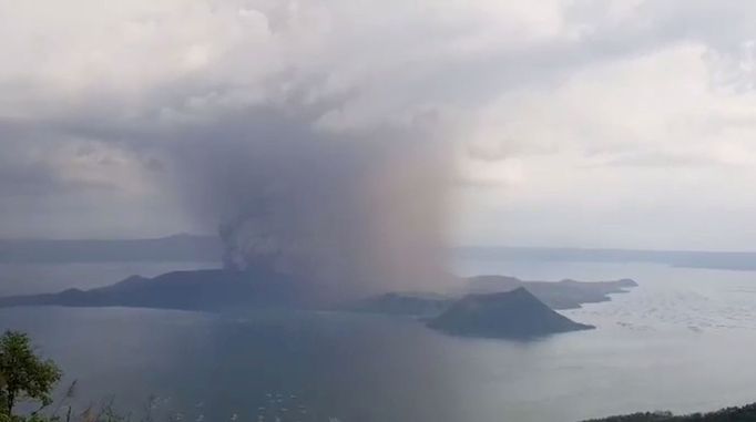 Filipínská sopka Taal začala chrlit popel a dým, hrozí její erupce.