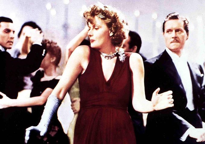 Greta Garbo jako své temperamentní dvojče ve filmu Žena se dvěma tvářemi (1941). Jde o scénu z jejího posledního celovečerního snímku.